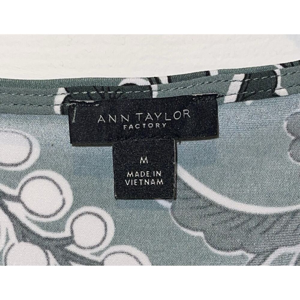 Ann Taylor Factory‎ Women’s Blouse Top Shirt w/ Short Tie Sleeves Size Medium - Picture 2 of 4